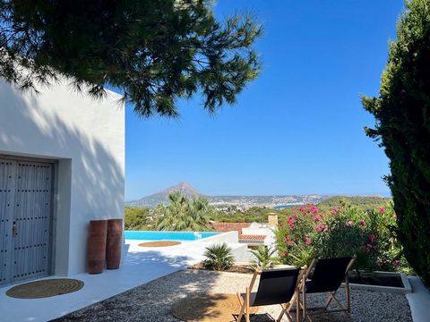 MODERNE VILLA IN IBIZA-STIJL IN HET TOSALET-GEBIED, MET UITZICHT OP DE ZEE EN DE MONTGO. DEZE RUIME WONING HEEFT 4 SLAAPKAMERS, ALLEMAAL MET EN-SUITE BADKAMERS. HET HOOFDGEBOUW BEVINDT ZICH OP EEN VERDIEPING MET EEN GROTE WOONKAMER MET DIRECTE TOEGAN...