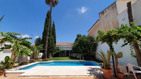 Andalusian country style townhouse with garden and garage. If you are looking for a spacious and charming semi-detached house in a quiet village, this is the property for you. This single-storey semi-detached house has a magnificent Andalusian farmho...