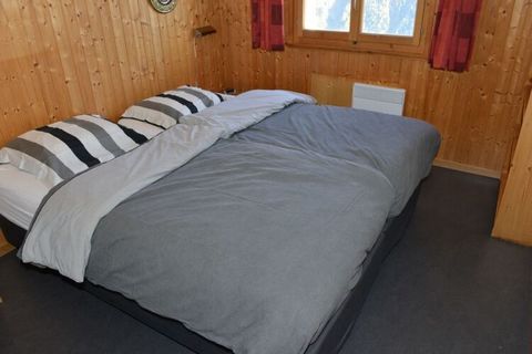 The chalet is built in the typical Valais style, lovingly furnished and offers you peace and seclusion in a cozy atmosphere in the middle of the Swiss Central Alps. On the upper floor is the living area with kitchen, oven, dishwasher and stove, dinin...