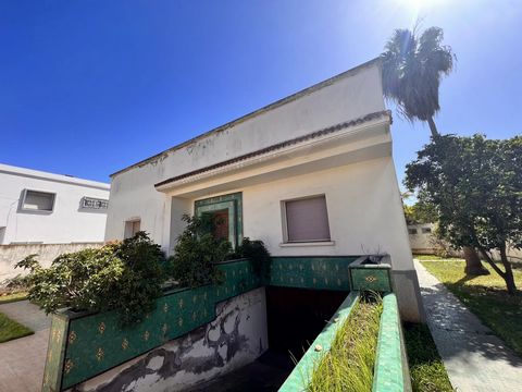 Located in Mohammadia. Old Villa built on a 702 Sqm, boasting a 300+ Sqm garden, ideally located on a quiet street (Rue de Safi); to be renovated or demolished/Rebuilt. Urban zoning D2