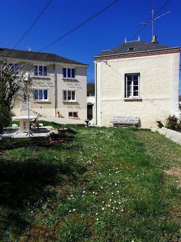 In a village with school and shops on foot, 10 minutes from Amboise, come and discover this village house of approximately 176 m² of living space with outbuildings on land of approximately 880 m². The main house, with a surface area of 145 m² on 2 le...