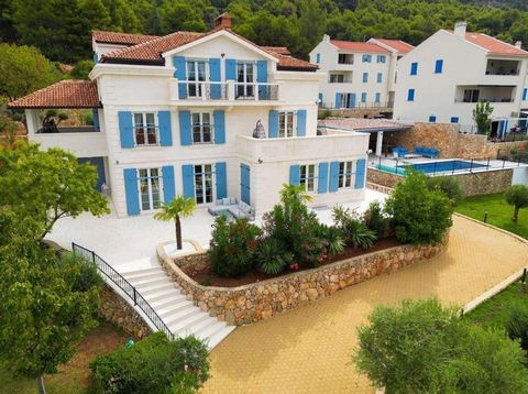 Super-villa avec piscine et vue mer sur l'île de Cres, à seulement 700 mètres de la mer ! Il s'agit en fait d'un palais spacieux de 450 m². sur 2000 m² de terrain qui bénéficie d'une piscine et d'un magnifique jardin. La villa est divisée en trois ét...