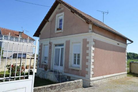 Town house comprising kitchen, dining room, bedroom, WC. First floor with two bedrooms, shower room, WC and large landing used as office. Cellar, boiler room, laundry room, garden, all on 1022m2. Price including agency fees : 119.900 € Price excludin...