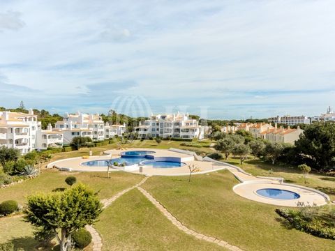 Duplex 2-bedroom penthouse apartment, completely renovated, with 83 sqm of gross private area and an outdoor parking space, located in the private condominium Solar Monteverde, with a swimming pool and garden, in Vilamoura, Algarve. This apartment, o...