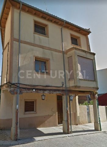 This house is very well located because it is in the main square of the town. It is a fairly large town, with movement of people, with tourism due to its proximity to the municipality of TORO, where there are different wineries, there are several hot...