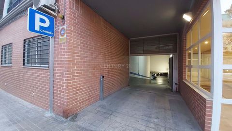 This property in Godella offers a perfect solution for your parking needs. Located in basement -1, the car park has a modern electric gate that allows quick and easy access to your vehicle. With an area of 26 m², you will have enough space to maneuve...