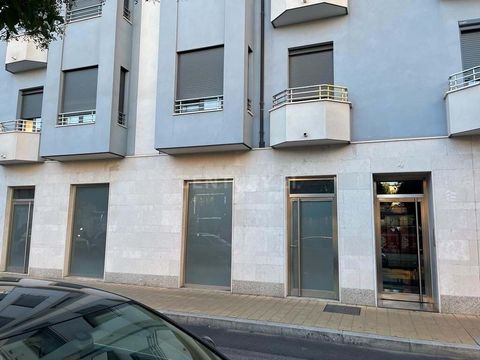 Are you looking for your new commercial premises? We have it. Excellent opportunity to acquire this open-plan commercial premises pending renovation located in Valladolid. Very well connected to the center of the capital of Pucelana, in a consolidate...