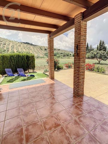 This is a charming single-story house located in Villanueva del Rosario, in the heart of Costa del Sol. With a surface area of 90 square meters, the house is situated on a spacious 4000 square meter plot, surrounded by beautiful fruit trees and a sma...