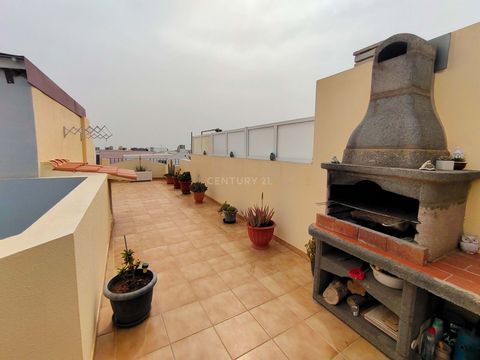 Apartment in the heart of El Tablero, Maspalomas, with two bedrooms and one bathroom. The house is on the second floor of a building that does not have a lift. It is entirely exterior, with natural light and ventilation throughout. Both bedrooms are ...