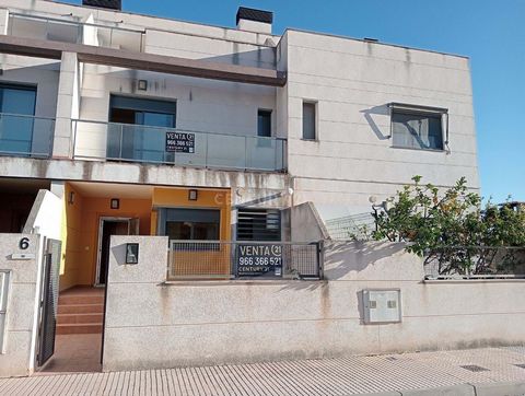 Don't miss this incredible opportunity to acquire your ideal home in Mutxamel, Alicante! This beautiful townhouse is located in a quiet and well communicated area, perfect to enjoy the tranquility and comfort. Main features: Ground floor: fully equip...