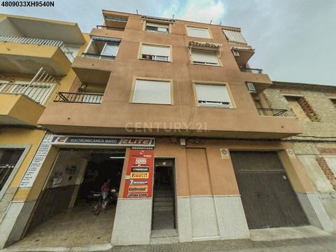 Invest in your future with this incredible real estate opportunity in Novelda! We present you a spacious 3-bedroom apartment for sale, ideal for investors looking for a custom renovation project. With a well-distributed area of 131m², this apartment ...