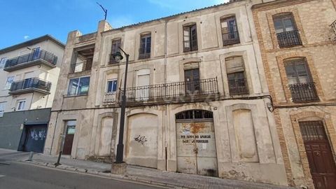 Excellent opportunity of lot of 4 houses located in building with old facade for reform. The property is distributed over 3 floors, on the first floor there are 2 flats, one with 3 bedrooms, 1 bathroom, living room, kitchen and access to a small terr...
