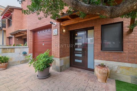 Se vende casa seminueva en Santa Vicenç dels Horts, rodeada de naturaleza y con acabados de primera calidad. Gracias a su excelente orientación, disfruta de luz natural durante todo el día. Situada en una ubicación estratégica, con buena comunicación...