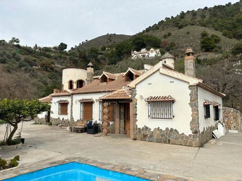 Great opportunity! Are you looking for a large house in the Axarquia area? We have it. The house is well located near Cómpeta on the road to Torrox. The house has a very large living-dining room with fireplace and a large, independent kitchen. Next t...