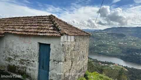 Maison individuelle en pierre à reconstruire, contient environ 350 m2 de terrain pour jardin ou arrière-cour. Une vue fantastique sur le fleuve Douro, une excellente exposition au soleil et un endroit super calme. Situé à 2 minutes du barrage de Carr...