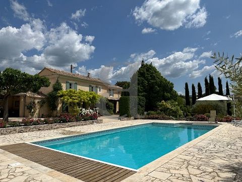 Bédoin - Mont-Ventoux area Virtual visit available on our website. Set in the Mont-Ventoux foothills, and within walking distance of an authentic and charming Provencal village, discover this comfortable property. Featuring a stone bastide and a rece...