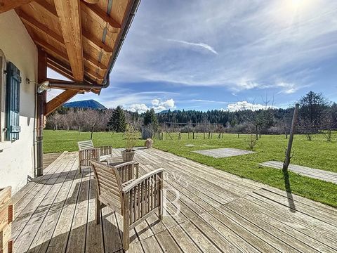 Near Évian-les-Bains, in a hamlet preserved in the heart of nature, this completely renovated old farm is made up of two dwellings. Currently operated as a gîte, the whole can be easily connected as needed to create a living space of 250 sqm. The gît...