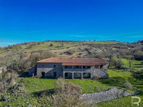 This rustico in need of renovation is located in a truly spiritual place at an altitude of around 1,000 meters. The area is extremely popular - no wonder, as this place exudes a very special flair due to its mix of mountain scenery with animals grazi...