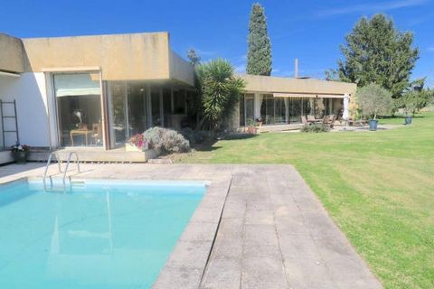 A modernist work at the gates of the Camargue Built in the 1970s near Nîmes, 35 km from the beaches and lakes of the Camargue, this work signed by the architect Armand Pellier is nestled in the heart of a park of almost a hectare. On a plot of 9,880 ...