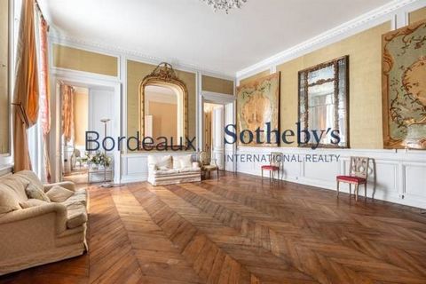 LIBOURNE - EXCEPTIONAL PRIVATE MANSION - GARDEN - GARAGES In the heart of the historic centre of Libourne, admirable late 18th/early 19th century neoclassical building of approx. 1000 m2 in need of restoration. It comprises an L-shaped town house bui...