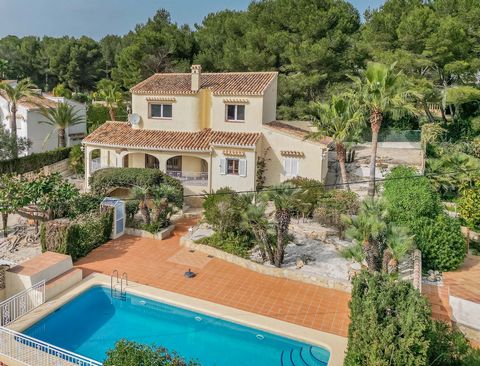 Belle villa orientée sud sur la Costa Nova avec 5 chambres, piscine privée, garage, garage et une magnifique naya super spacieuse. En raison de sa grande taille, la villa a toujours été utilisée comme une maison familiale, offrant un espace pour plus...