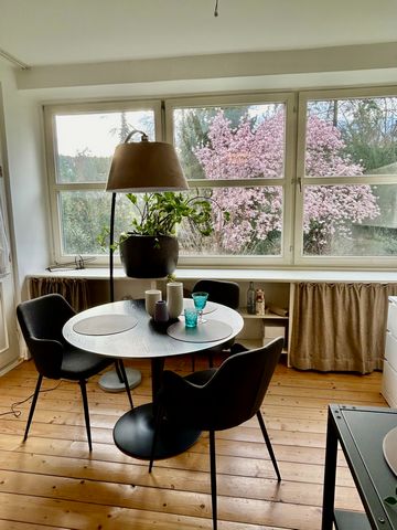 Newly furnished apartment. Large windows with a view of the garden and south-facing orientation make for a bright apartment. Kitchen: Induction hob, microwave, fridge-freezer, coffee machine, kettle, cutlery, glasses, coffee and crockery, cookware wi...