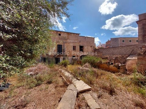 Great investment property: Spacious town house to renovate in Santanyí This manor house, located in the centre of the town of Santanyi and accessible to all amenities, is the ideal investment for those who are looking for a unique and historical hous...