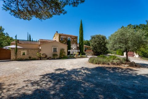 Provence Home, l’agence immobilière du Luberon, vous propose à la vente, une vaste et lumineuse propriété, nichée sur un terrain clos et boisé de 3 887 m², à proximité du village de Lacoste. Construite en 2003, elle se divise en deux parties attenant...