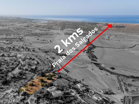 Are you looking to invest in the Algarve and carry out construction with a sea view? Urban land with the potential to develop both an apartment building project (previous project not carried out) and a 2-storey villa project. As the land has a slight...