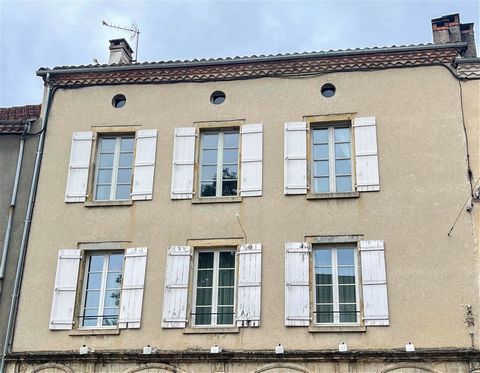 Very beautiful building in the heart of a town in Quercy, with a large commercial premises on the ground floor, with an interior courtyard which connects the first building to a second building forming part of the lot, a large garage of approximately...