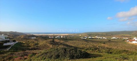 Here is your opportunity to be the owner of this urban plot, with an area of 217 m2 and the potential to build your 2-storey villa, with a basement, ground floor and first floor. Total construction area of 267 m² with a sea view from the first floor,...
