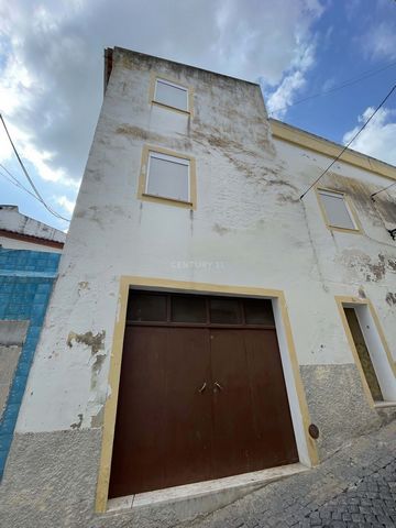 If you want to invest in a unique property, look no further. We present you an incredible purchase opportunity: a three-storey house with 227m2 of gross area and 242m of useful area located in the heart of the historic center of Elvas. Property Featu...