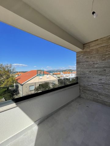 Location: Šibensko-kninska županija, Murter, Murter. MURTER - For sale, the last available luxury apartment on the 1st floor with a sea view, located in an excellent location, only 400 m from the sea and the city center! A smaller residential buildin...