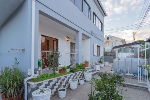 Découvrez votre nouvelle maison, une spectaculaire villa de 5 + 2 chambres, très proche de Lisbonne et des plus belles plages de la Costa da Caparica, prête à vivre dans le confort, offrant également une potentielle opportunité de location dans un em...