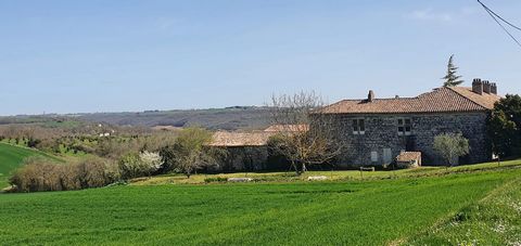 With its view over the valley, this 16th-century building is sure to appeal to heritage lovers. The ennobled Dordet de Saint Jean family began building the property in 1659. It was also used by the villagers for balls, musicians, shows, etc. This par...