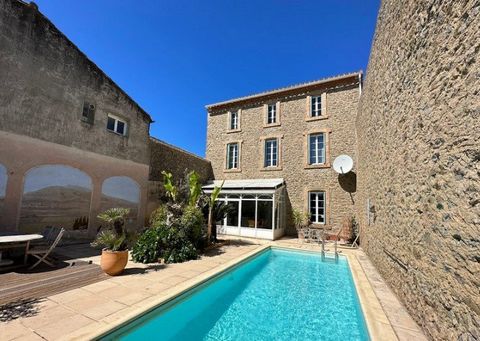 Beautiful mansion, located in a typical Minervois village, with the charm of the old and modern comfort, with a swimming pool and garden. The ground floor offers a living/dining room, an equipped kitchen, a laundry room, a shower room and a toilet. O...