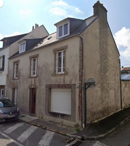 Located in the centre of Crozon, this large house will charm you with its potential. On the ground floor, you will find an entrance hall opening onto a living room and on the other side a kitchen but also a scullery. The first floor has two bedrooms ...