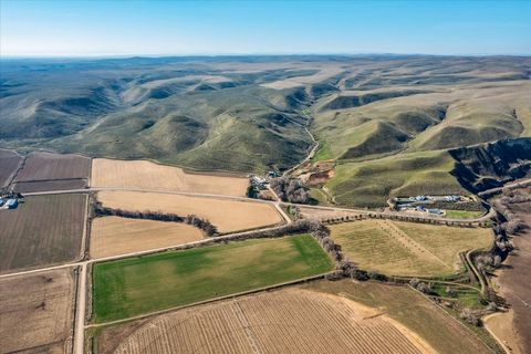The Crawford Ranch is more than just a piece of land; it's a heritage encompassing 4,800.71 deeded acres with Snake River frontage, surrounded by BLM land. With grazing rights including 264 Animal Unit Months (AUMs), this property offers a unique opp...