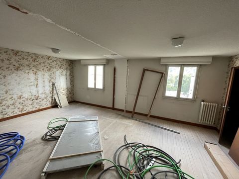 Apartment under renovation of 90 m2. There will still be some finishing touches, namely, the paintings, the double glazing, the floors as well as the kitchen and the bathroom. Bright, high demand for rentals (short or long term). You have the possibi...