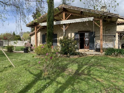 This stone property, located just a few kilometres from the popular villages of Duras and Monségur, is ideally placed for holiday rentals! It could also be used as a gîte (subject to obtaining the necessary permits). Each flat has its own covered out...
