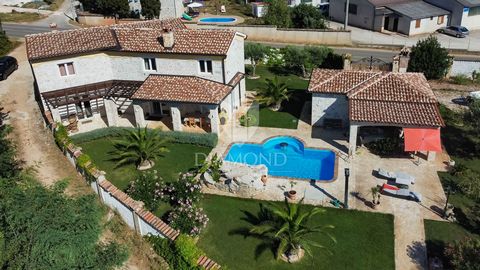 Location: Istarska županija, Poreč, Poreč. Poreč area, Istrian stone villa with pool and sea view! In the suburbs of the city of Poreč, we offer this beautiful stone house with a pool and a view of the sea. It is located on a spacious plot of 976 m2....