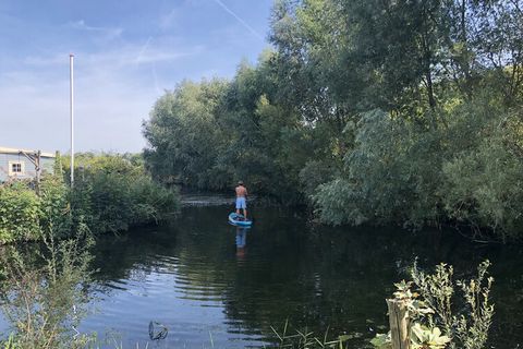 Enjoy (and on) the water at this fantastic holiday destination. Here in the beautiful South Holland landscape, between Rotterdam and Zeeland, you can completely relax in a water-rich, natural environment. The entire Zuytland Buiten park, where this h...