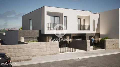 Excellent semi-detached house under construction, located in housing area of Rates, close to all services and accesses. This villa has: -Backyard; - Closed garage with automatic gate; -Heating of electric and solar water; - Central aspiration; -Centr...