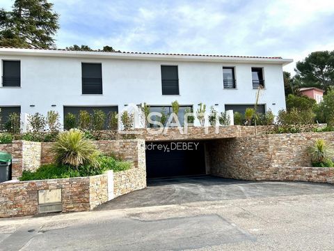 À Sanary-sur-Mer, réputée pour son charme provençal et son bord de mer pittoresque, se situe cet appartement de 75 m² offrant un cadre de vie idyllique. Cette situation allie quiétude et proximité des commodités, idéale pour profiter pleinement du do...