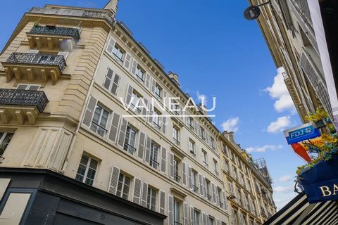 De Vaneau Group presenteert met genoegen een studio met een sanibroyeur, gelegen op de eerste verdieping met uitzicht op de binnenplaats van een condominium met conciërge uit 1880. Aangevuld met een kelder in de kelder Premium locatie, in een zeer ge...