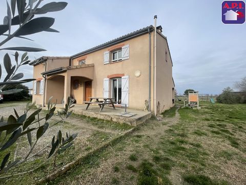 EXCLUSIVELY !!! 20 minutes from Muret and 2 minutes from the A64 St Elix-le-Chateau exit, on 1.5 hectares adjoining, come and discover this pretty family villa of 160m² of living space and located set back from a small dynamic village offering local ...