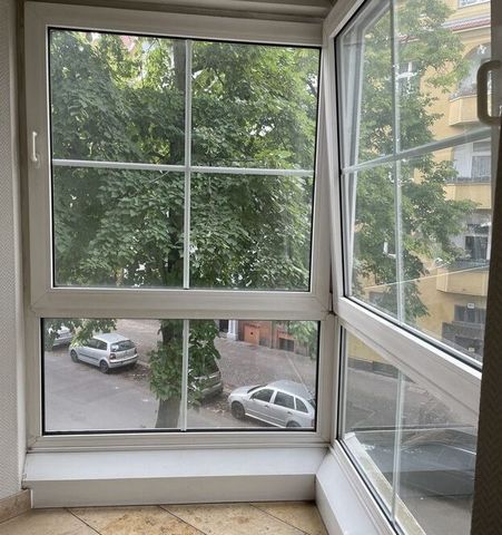 Address: Berlin, Friedrich Wilhelmstrasse 73 Property description – 4 spacious and bright rooms – Bathroom with bathtub, wall-hung WC and structural radiator – Guest bathroom with shower – Kitchen with tiled backsplash – Laminate flooring in the room...