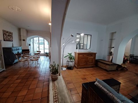 This superb house benefits from a privileged location, offering a peaceful and pleasant living environment. Close to all amenities, shops, health center and schools up to college, it is located 30 minutes from the capital Angoulême, its LGV station a...