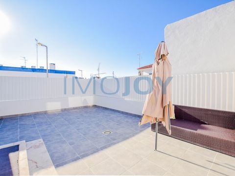 Semi-detached house V3 located in Altos dos gaios, Estoril. Situated in a very quiet area, 5 minutes from the A5 exit, and next to all kinds of Commerce and Services. House divided into two floors, and with outdoor area. Ground floor, consisting of l...
