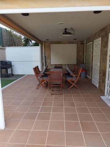 Immaculate townhouse in Piera close to all amenities. It was built in 2005. It has a living room, a summer dining room with a porch, 4 bedrooms (1 of them en suite with dressing room), separate kitchen. The kitchen is in very good condition as well a...